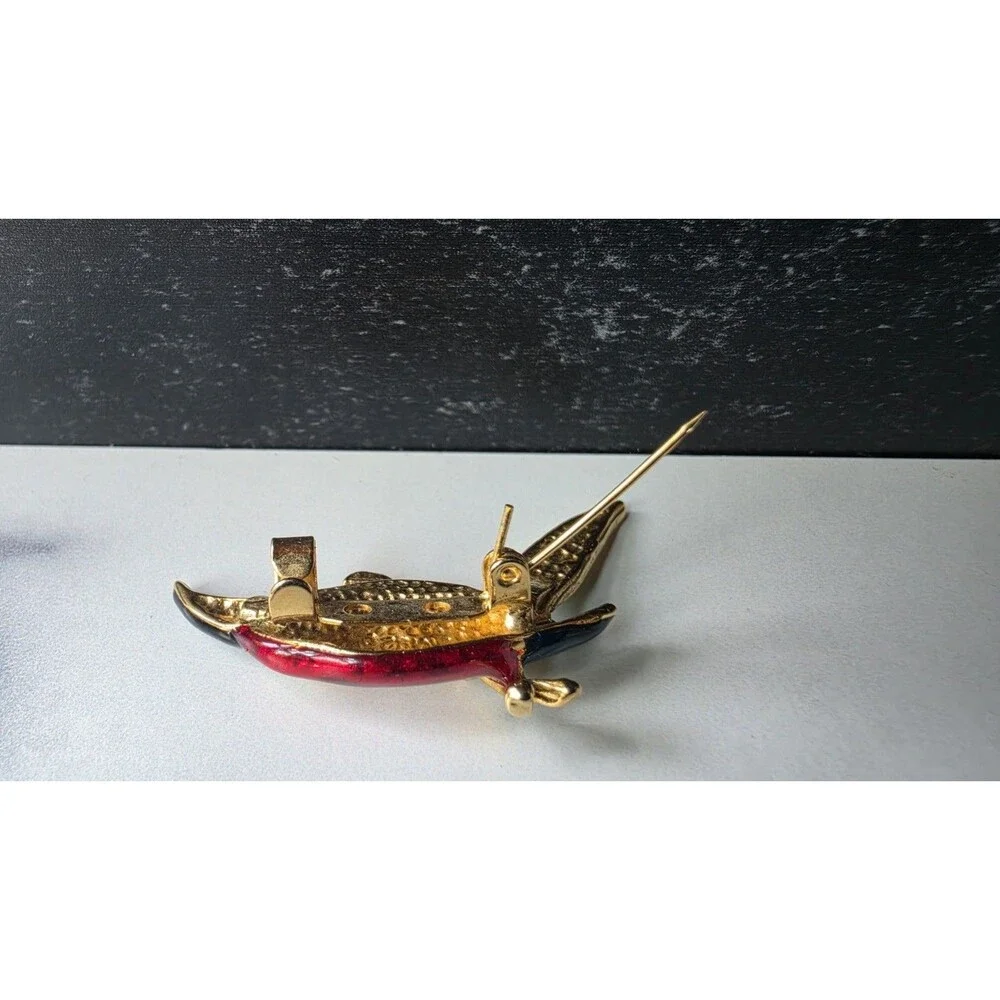 Toucan Rhinestone And Enamel Gold Tone Metal Brooch Vintage Costume Jewelry